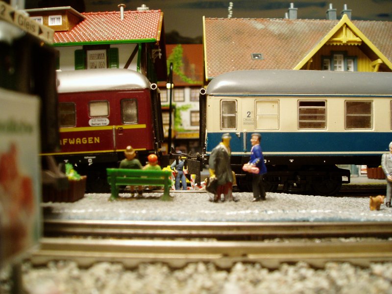 Begrung am Bahnsteig. Im Hintergrund wuchert Efeu am Dach des Cafs.