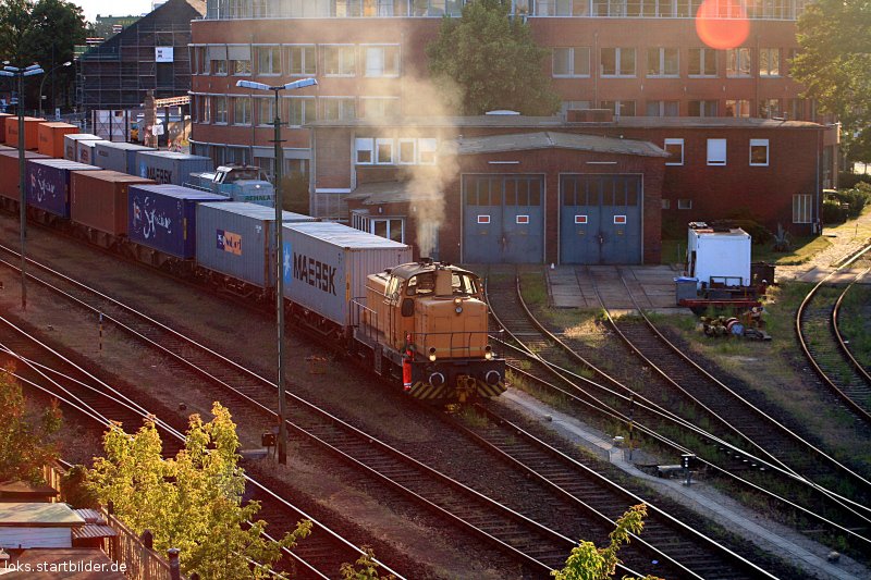 BEHALA 10 (Bauart Kraus Maffei M800BB) gibt m�chtig Gas um den Containerzug in Bewegung zu versetzen (Berlin Westhafen, 05.06.2009).