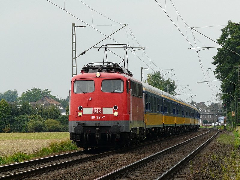 Behangen mit einigen niederl. Wagen rauscht diese 110er durch Dlken. Das Bild stammt vom 26.08.2008