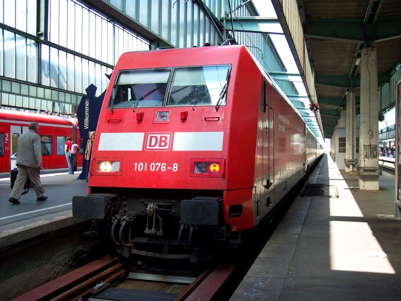 Bei der 101 076 ist ein rotlicht defekt in Stuttgart HBF am 11.8.2005
