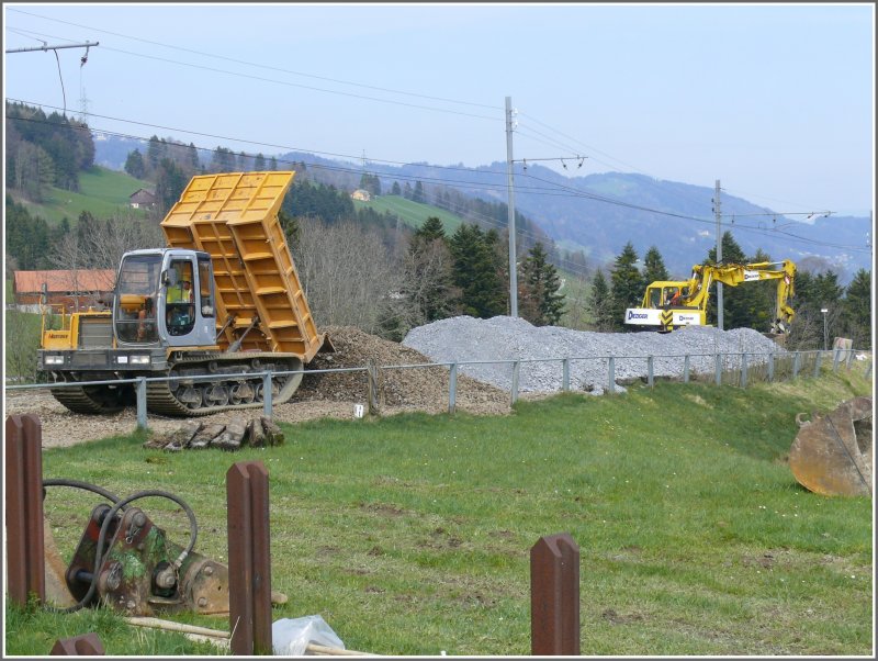 Bei 160 Promille Steigung ist ein normaler LKW auf Schotter nicht mehr einsatzfhig, deshalb behilft sich die AB mit diesem Raupenfahrzeug. Kreuzstrasse (17.04.2008)