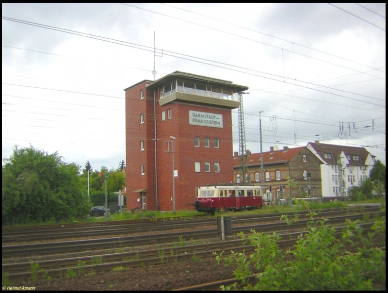 Bei den 7. Kranichsteiner Eisenbahntagen pendelte der Triebwagen VT  1 (Baujahr 1933 Waggonfabrik Wismar spter T 141 ex Kleinbahn Lchow-Schmarsau) von Darmstadt-Kranichstein zum Bessunger Forsthaus. Die Aufnahme zeigt den von Eisenbahnfreunden auch als Ameisenbr oder Schweineschnuzchen bezeichneten Triebwagen am 27.05.2006 vor dem Stellwerk in Kranichstein.