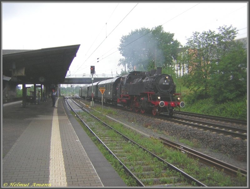 Bei den 8. Kranichsteiner Bahnwelttagen vom 17.05.2007 bis 20.05.2007 war erstmals 64 419 der DBK Historische Bahn e. V. im Pendelzugverkehr zwischen Hauptbahnhof und dem Eisenbahnmuseum Darmstadt-Kranichstein im Einsatz, hier aufgenommen am 17.05.2007 am Bahnhof Darmstadt Nord vorbeifahrend.