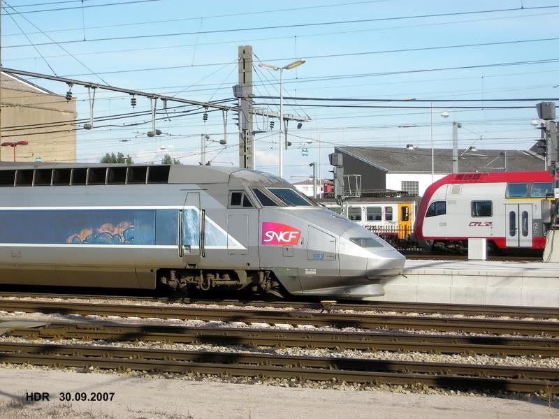 Bei der Abfahrt des TGV 553 im Bahnhof von Luxemburg in Richtung Paris, machte ich dieses Bild. Im Hintergrund sieht man einen Triebwagen der BR 2000, davor auf einem Abstellgleis der Dostossteuerwagen 008 am 30.09.07. 