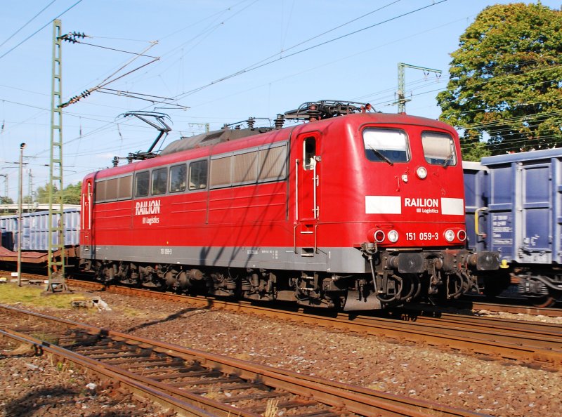 Bei allerfeinstem Wetter kommt die frisch polierte 151 059-3 aus Richtung Bielefeld gen Ruhrgebiet gefahren. Im Schlepp ein lrmender Gterzug mit leeren rollenden Landstrasse. Am spten Nachmittag des 26.08.2003 im HBf Gtersloh.