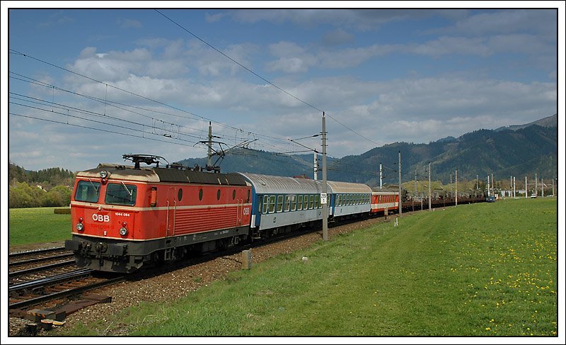 Bei dieser Aufnahme hatte ich leider einen nervsen Finger, daher pickt der Mast genau im Stromabnehmer. Rckmarsch von der Bundesheerbung Pacemaker 08 am 24.4.2008. 1044 094 mit dem SGAG 90143 von Gpfritz nach Klagenfurt, aufgenommen kurz nach dem Bahnhof Fentsch-St. Lorenzen. 1044 094 sieht so wirklich furchtbar aus. Tragischerweise berschlug sich bei dieser bung ein Schtzenpanzer. Ein Kadersoldat starb, ein zweiter wurde schwer verletzt, was in dem Fall das Aussehen von 1044 094 zur absoluten Nebensache macht.
