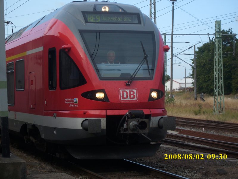 Bei der Aufnahme stande ich nicht im Gleis (!).Flirt 427 004 bei der Ausfahrt am 02.08.2008 aus dem Bahnhof Bergen/R�gen.