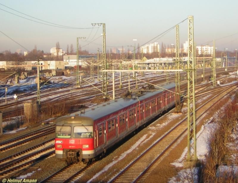 Bei der Ausfahrt der S2 nach Niedernhausen aus dem Bahnhof Frankfurt am Main-Farbwerke zeigte sich 420 741 am 29.01.2006 im besten Licht der Wintersonne.