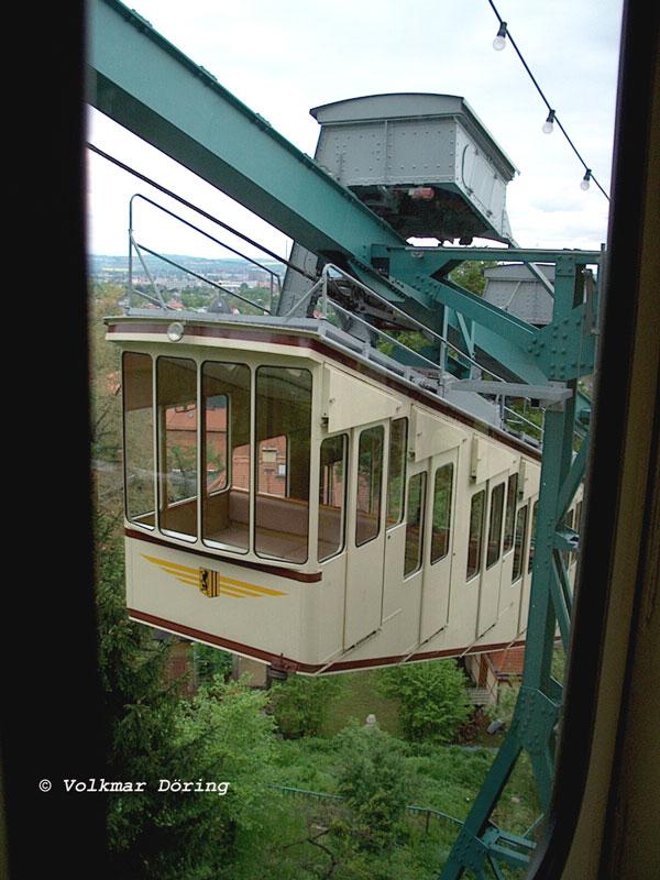 Bei Begegnung beider Kabinen Blick aus der bergwrts schwebenden auf die talwrts schwebende Kabine  - 9.05.2004
