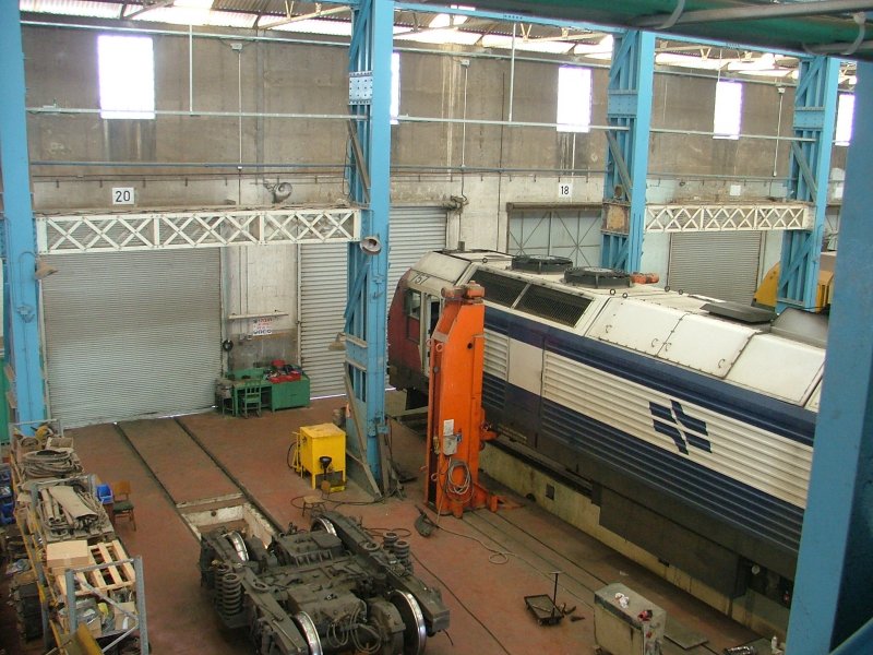 Bei der Besichtigung konnten wir auch einen Blick in die groe Wartungshalle des Betriebswerkes Lev Hamifratz, Israel werfen. Eine spanische Alstom / Vossloh Diesellok JT42BW ist hier am 14.05.2007 in Bearbeitung.