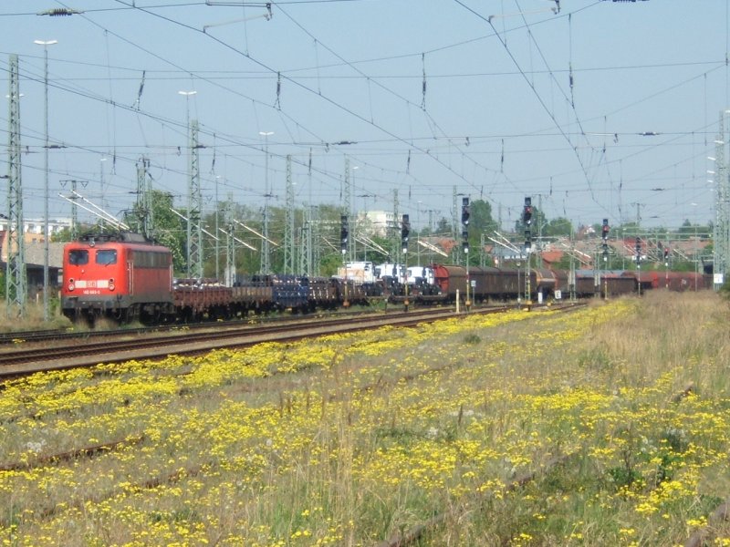 Bei bestem Wetter fhrt eine 140 am 29.4.07 ,in Richtung Dessau, durch den Bahnhof von Wittenberg.