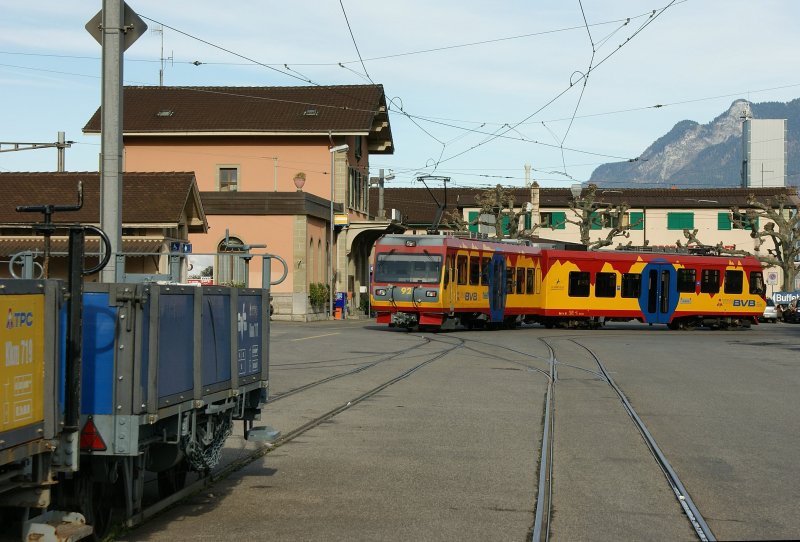 Bei der BVB sind nicht nur die Triebwagen sondern auch die Gterwagen bunt.
(6.November 2008)