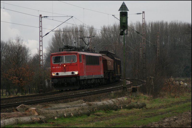 Bei ca. 2 Grad ist die 155 078 mit einem Gterzug von Hamm (Westf) bei Bnen zum stehen gekommen. (14.12.07)