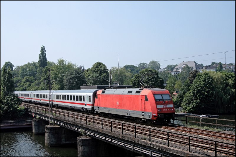 Bei ca. 25C Hitze berquert die 101 142 mit dem InterCity 2028 nach Hamburg-Altona das Khle Nass des Harkortsee. (08.06.2008)

