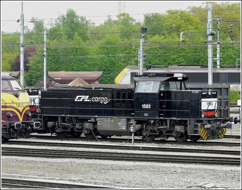 Bei der CFL Cargo gibt es auch schwarze Loks, wie hier die MaK 1583, die am Tag der offenen Tr im Verschiebebahnhof von Bettemboug abgestellt war. 25.04.09 (Jeanny)
