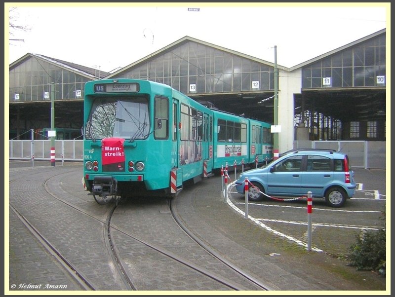 Bei dem ganztgigen Warnstreik im ffentlichen Dienst am 06.03.2008 standen auch in Frankfurt am Main alle Rder des PNV still. Alle Zge der U5 blieben im Abstellbahnhof Eckenheim, der an vorderster Stelle stehende Ptb-Triebwagen 696 war von der Gewerkschaft demonstrativ mit einem Plakat versehen worden. 