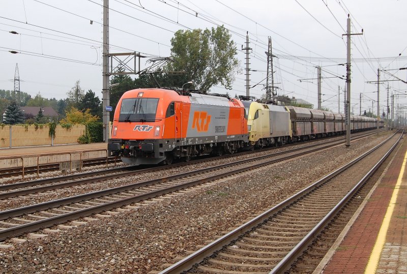 Bei dem Gterzug auf dem Bild drfte es sich wieder 
um den Schlackezug handeln. Mit der 1216 901 im Doppelpack mit
der ES 64 U2-017 war er am 24.09.2008 in Marchtrenk zu sehen.