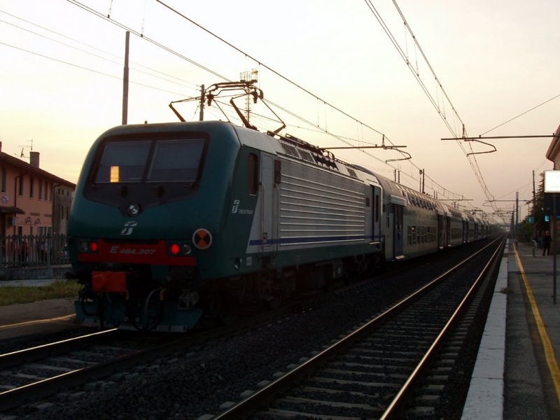 Bei dem letzten Tageslicht verlsst E464 307 mit seinem Regiozug Bahnhof Lerino. 22/09/07
