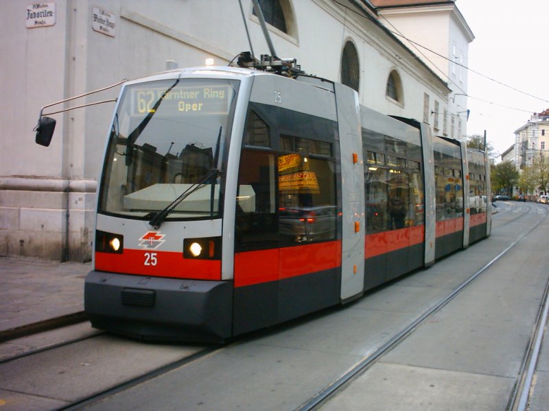 Bei einer Dienstreise nach Wien fanden sich auch noch 2 Stunden Zeit fr einen Sparziergang. Dabei fotografierte ich diese Straenbahn in der Nhe der Oper. Ich wei nicht viel ber Straenbahntypen in Wien, aber dieser scheint der Neueste zu sein. Sieht fr meinen Geschmack sehr gut aus. (10.04.2008 um 18:30 Uhr)