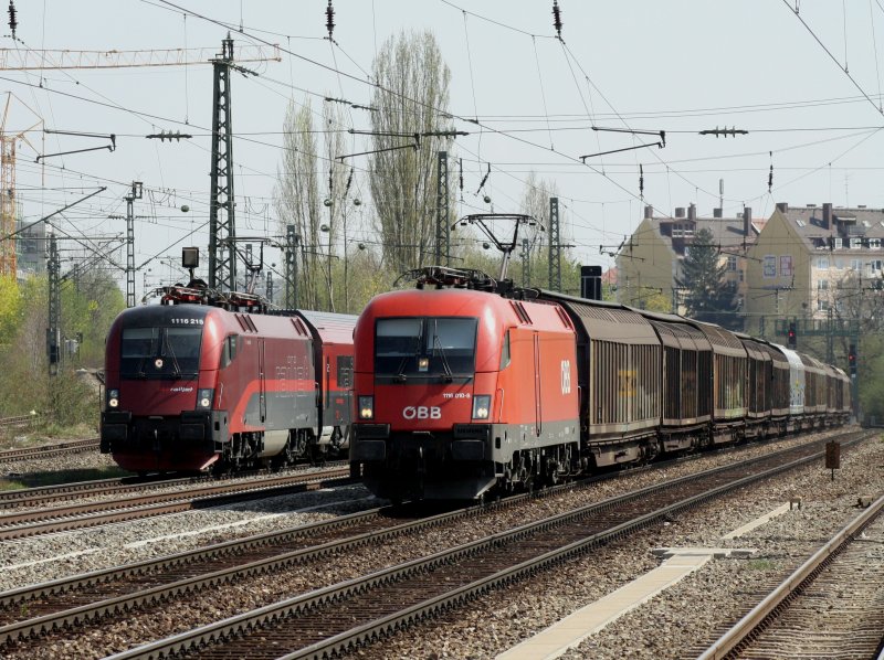 Bei diesem Bild geh�rte auch etwas gl�ck dazu. Die 1116 215 mit dem Railjet und die 1116 010 mit einem Schiebewandwagen Ganzzug bei einer Doppeldurchfahrt am 13.04.2009 am Heimeranplatz (M�nchen)