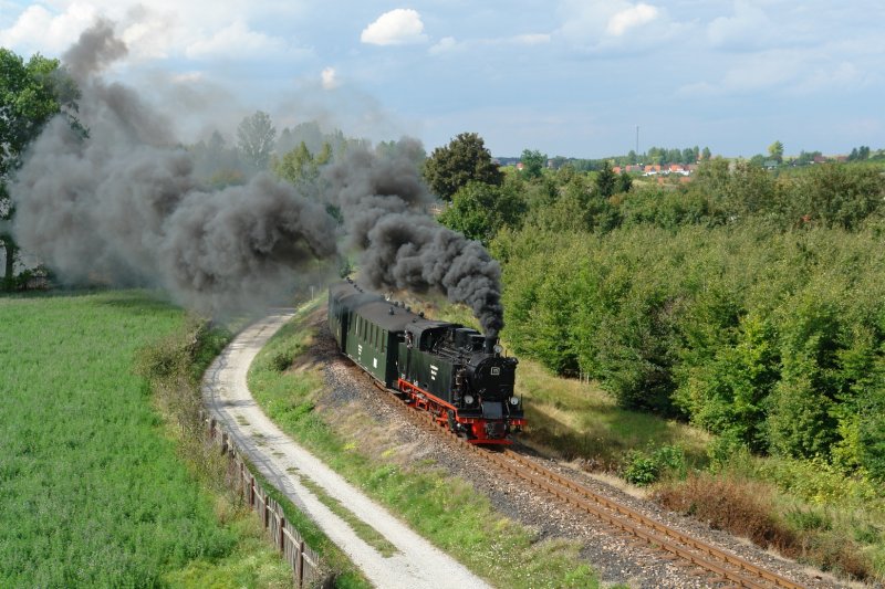 Bei diesem Bild nutzte ich eine ehemalige Abraumhalde, um die Ausfahrt des Zuges mit Lok 11 an der Spitze aus dem Hp Eduardschacht leicht erhht abzulichten. (18.08.07)