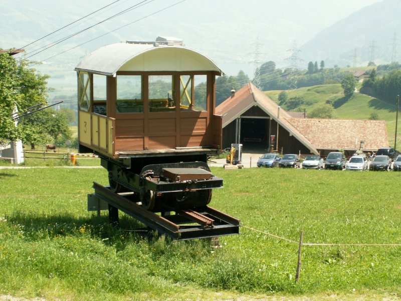 Bei diesem Fahrzeugtorso handelt es sich um den ehem.ARB Triebwagen BDhe 2/4 Nr.3(Waggonfabrik Rastatt/Wst 1907/Umb.1939)
der in der Nhe der Station Krbel auf einer Wiese gleich neben dem Gleis der ARB steht.23.05.09