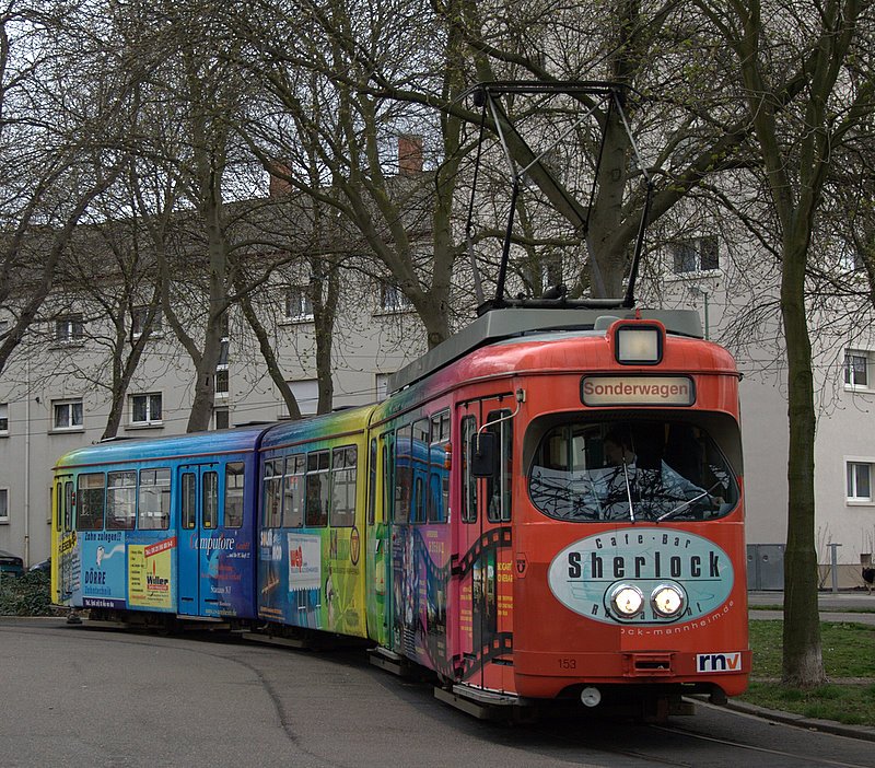 Bei diesem GT8 fiel von einem OEG Fahrer ein fieses Kommentar:  Die Werbefolie hat einen guten Sinn! Sie sch�tzen die Wagen vor dem auseinander fallen.  Hier sieht man nun den  Sherlock  153 in der nicht mehr planm��ig befahrenen Wendeschleife Ebertspark...