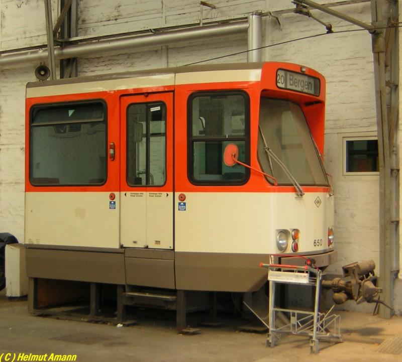 Bei diesem Kopfteil eines Pt-Triebwagens handelte es sich um den
Fahrschulsimulator, der im Betriebsbahnhof Gutleut stand. Auch 
wenn er logischerweise niemals auf dem Schienennetz im Einsatz
war und ist, erhielt er dennoch eine Betriebsnummer, sie lautet
650. Der erste im Jahre 1972 ausgelieferte Serientriebwagen der
Bauart Pt erhielt die Betriebsnummer 651 und ist mittlerweile
bereits abgestellt.