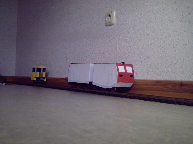 Bei diesem Phantasiefahrzeug fehlen noch der Stromabnehmer und die Embleme. Im Hintergrund steht das Legogestell fr einen dem FLIRT hnlichen Steuerwagen.