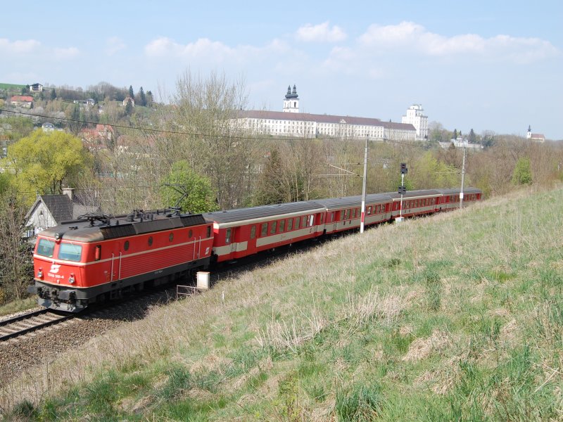 Bei diesem Versuch vom 10.04.2007 hat es besser geklappt.Wieder Rex 3909, wieder 1044 119 wieder mit Blick auf Stift und Sternwarte Kremsmnster.Aber diesmal ist der ganze Zug drauf.
( Das alte Bild vom 28.03.2007 ist gelscht. )