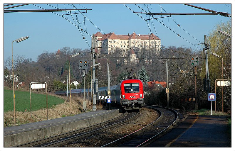 Bei diesem Zug, bespannt mit 1116 269, sollte es sich um den EN 429  Spree-Donau-Kurier  von Berlin Wannsee nach Wien Westbahnhof handeln. Aufnahme vom 11.3.2007 bei der Durchfahrt der Haltestelle Hofstatt am Anzbach mit der Burg Neulengbach im Hintergrund.