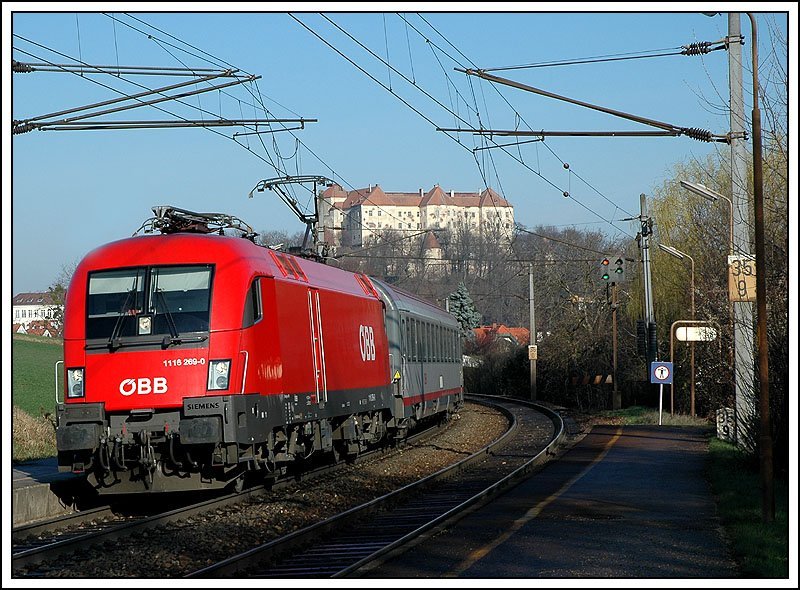 Bei diesem Zug, bespannt mit 1116 269, knnte es sich um den EN 429  Spree-Donau-Kurier  von Berlin Wannsee nach Wien Westbahnhof handeln (normalerweise mit einer 101 bespannt). Aufnahme vom 11.3.2007 bei der Durchfahrt der Haltestelle Hofstatt am Anzbach mit der Burg Neulengbach im Hintergrund. Es knnte auch der CNL 313 aus Dortmund (normalerweise auch mit einer Badewanne bespannt) Es ist sicher nicht der Orient Express, denn der ist mir im Zug in dem ich gesessen bin, entgegen gekommen. Noch eine (wahrscheinliche Mglichkeit) – ein Leerzug.

(Altes Bild gelscht und noch einmal nachbearbeitet und gedreht)