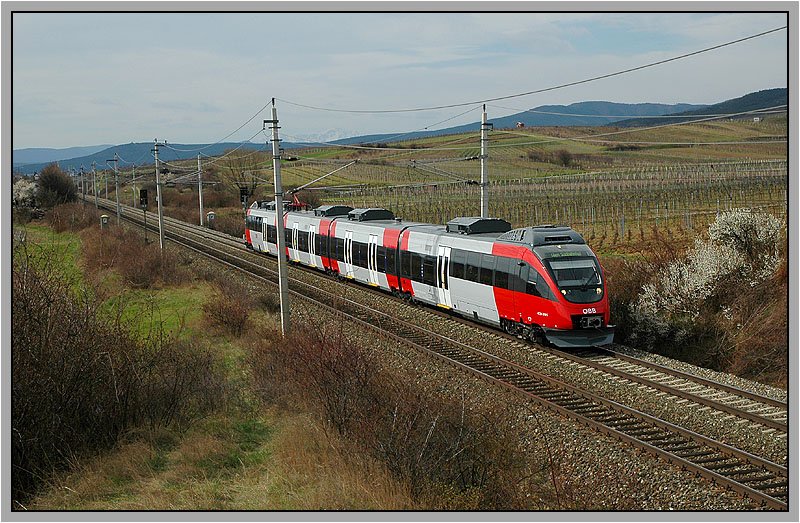 Bei diesem Zug kann es sich nur um die RSB 8 von Wiener Neustadt nach Wien Sd-Ostseite handeln. Was mich allerdings sehr verwundert, ist die Tatsache, dass es sich hier um den Zweisystemtalent 4124 015 handelt. Die Aufnahme entstand beim Sdportal des Busserltunnels am 18.3.2007.