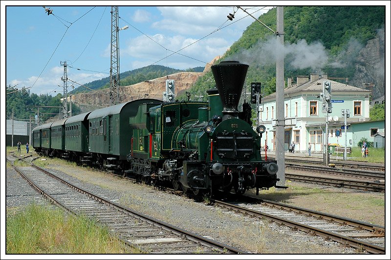 Bei der dritten und letzten Pendelfahrt am 12.5.2008 von Peggau-Deutschfeistritz und Übelbach kam GKB 671 an die Zugspitze und der ET 14 der STLB erledigte die Nachschiebearbeit. Die Aufnahme entstand vor der Abfahrt in Peggau-Deutschfeistritz.