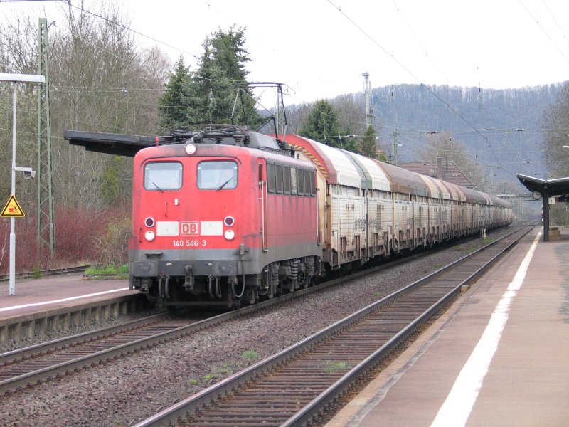 Bei der Durchfahrt von Bad Sooden-Allendorf eine Lok der BR 140 mit spezial Doppelstock-Autotransportwagen.