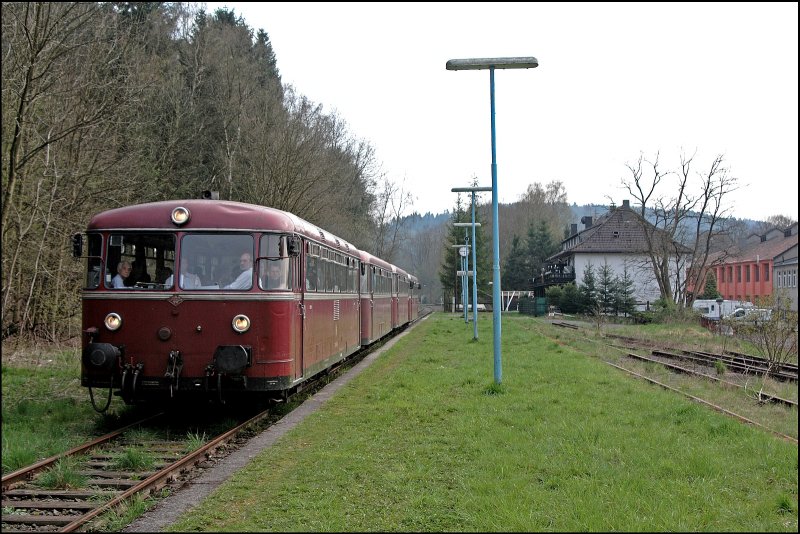 Bei der Durchfahrt duch Oberbr�gge wird die Schienenbusgarnitur bestehend aus den Motorwagen 796 690, 796 802 sowie den Beiwagen 996 299 und 996 309 auf den Chip gebannt. Im Bahnhof liegen sogar noch Gleise aus den 1930er Jahren.... (26.04.2008)

