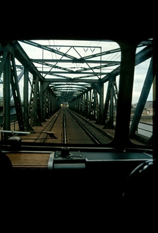Bei der Durchfahrt durch einer der Mainbrcken hinter dem Fhrerstand des Schienenbus