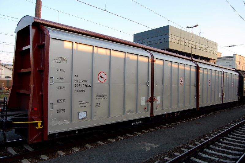 Bei einem Abstecher nach Linz wurde dieser deutsche G�terwagen entdeckt: Dieser Haimmrs stand mit mehreren Artgenossen vor dem Stellwerk in Linz Hbf. Er ist zum Transport von VW-Autoteilen (auf Paletten) entworfen und gebaut worden.
