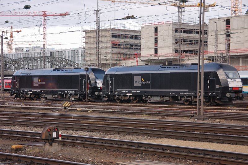 Bei einem Ausflug nach Mnchen standen MRCE Dispo ER 20 005 und 009 im Gleisvorfeld des Hbf. Im linken ER spiegelt sich gerade noch die davoneilende  Unicef -101. (Mnchen Hbf, 02.12.2008)