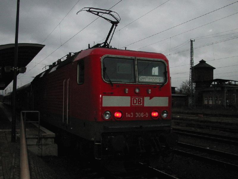 Bei einem Besuch einer Freundin in L�bbenau (Spreewald) habe ich die 143306 mit RB Berlin Sch�neweide-Senftenberg fotografiert.sie fuhr gerade ab!