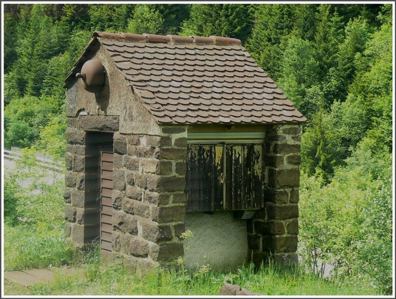 Bei einem Signalhalt vor einem Spurwechsel oberhalb Faidos bemerkte ich vor dem Fenster dieses kleine Wrterhaus mit der riesigen Glocke. Weiss jemand Nheres ber den Verwendungszweck, vermutlich aus vergangener Zeit? Gotthard Sdrampe (03.06.2008)
