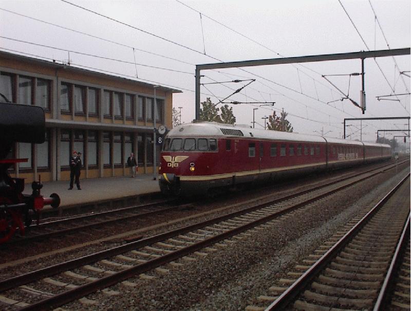 Bei einem Tagesausflug nach Wolfsburg stie ich - tatschlich ohne es vorher zu wissen - auf den VT 08 520. Auch dabei waren 012 100-4 mit einem Zug aus lteren Bundesbahn-Wagen, die zum Tag der deutschen Einheit (3.10.02) kurze Fhrerstandsmitfahrten anbot und immer hin- und herpendelte.