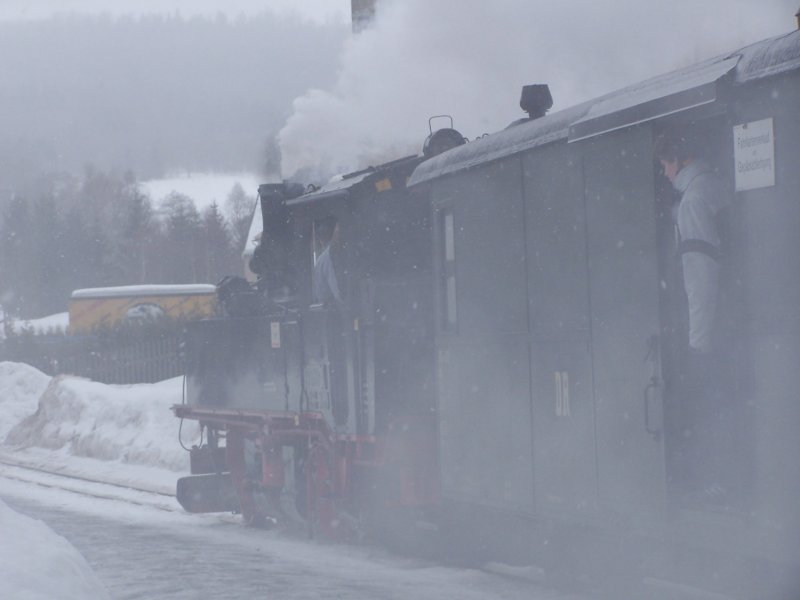 Bei der Einfahrt in den Bahnhof Jhstadt war noch viel Schneegestber, 18.02.2006.