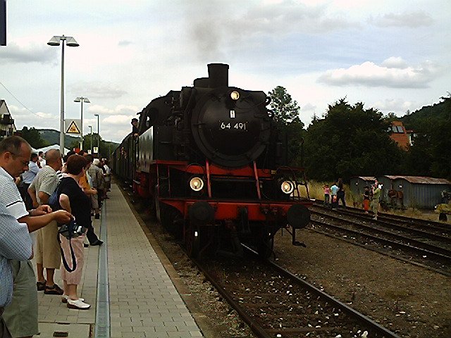 Bei der Einfahrt in Ebermannstadt 64 491 der DFS 