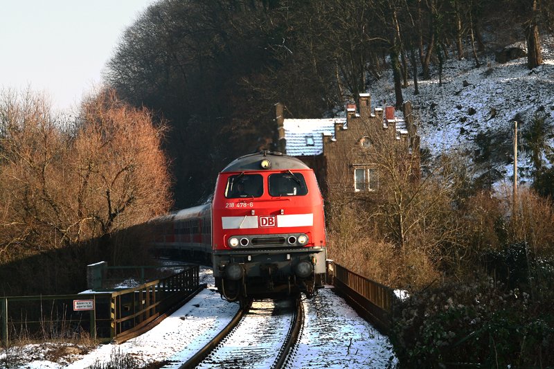 Bei eisigen Temperaturen von fast 10 Grad unter Null erreicht die Karlsruher 218 478 mit dem RE 4838 von Heilbronn nach Mannheim am 10. Januar 2009 den Haltepunkt von Bad Wimpfen.