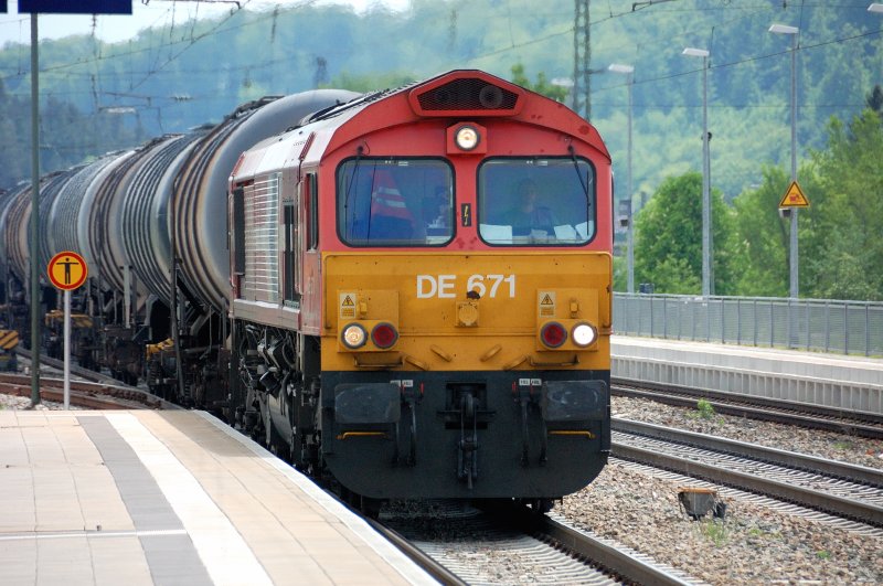 Bei den  Englndern  ist alles anders... Der Tfzf auf der falschen Seite: Class 66 (DE 671) der HGK am oberen Ende der Geislinger Steige auf Talfahrt mit einem schweren ler.