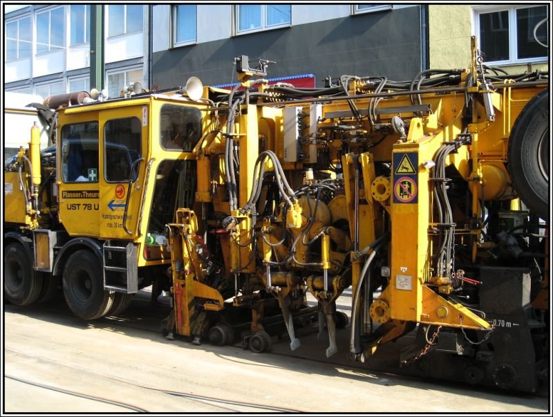Bei der Erneuerung der Gleise der D�sseldorfer Stra�enbahn im Bereich der Corneluisstra�e Ende Juli 2007 war auch diese Zweiwege-Stopfmaschine Plasser & Theurer UST 78U mit Unimog-Triebkopf der Firma K�lngleis im Einsatz. Man sieht sie hier abgestellt in der Bilker Allee. 