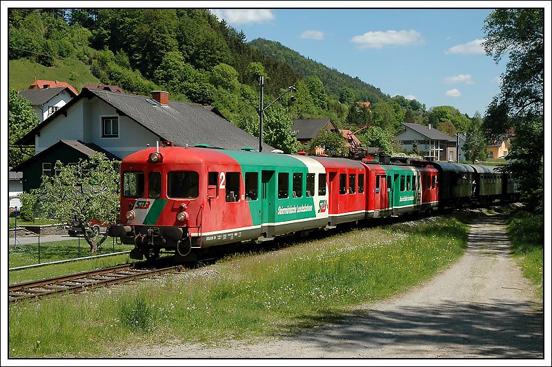 Bei den ersten beiden Pendelfahrten zw. Peggau-Deutschfeistritz und belbach am 12.5.2008 war ET 14 der STLB Richtung belbach an der Spitze (in dem Fall ist Steuerwagen ES 24 zu sehen). Die Beigabe war wegen der starken Steigung von bis zu 32 %o notwendig. Die Aufnahme entstand bei der Durchfahrt der Haltestelle Guggenbach-Warthkogelsiedlung.