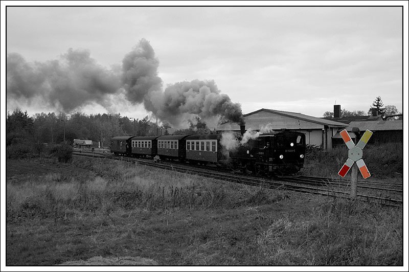 Bei der Fahrt nach Wernigerode am 8.10.2007 machen wir einen kurzen Zwischenstop in Stiege. 99 5906 bei der Ausfahrt aus Stiege. 