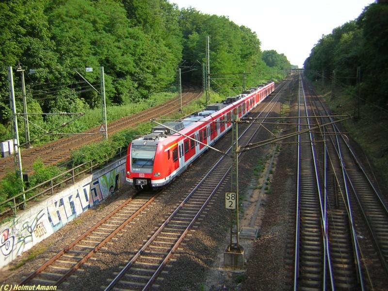 Bei Frankfurt am Main - Louisa befand sich dieser Vollzug der S 4 nach Kronberg mit 423 334 als führendem Triebwagen am 14.07.2005 kurz vor der Einfahrt in den Bahnhof Louisa, im Bild links die Trasse der Straßenbahnlinie 14 nach Neu-Isenburg.